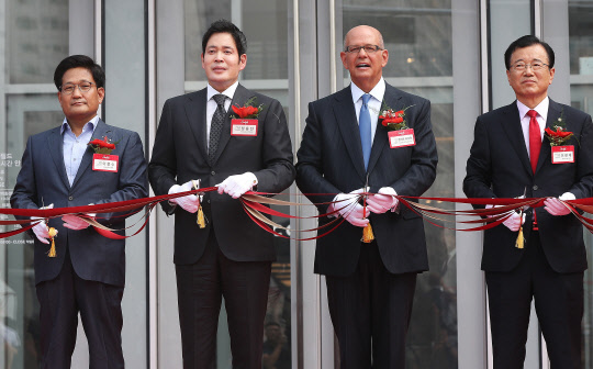 9일 오전 경기도 하남시 스타필드 하남에서 열린 개장 기념행사에서 정용진 신세계 부회장, 로버트 터브먼 터브먼사 회장을 비롯한 내빈들이 테이프 커팅을 하고 있다.